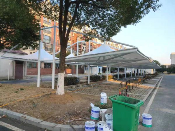 斜拉杆冒顶停车棚